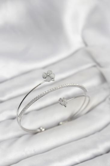 Yonca Çiçek Model Pirinç Gümüş Renk Kadın Bileklik