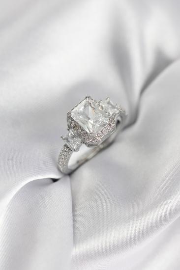 Gümüş Renk Kare Baget Zirkon Taşlı Tek Taş Model Kadın Yüzük