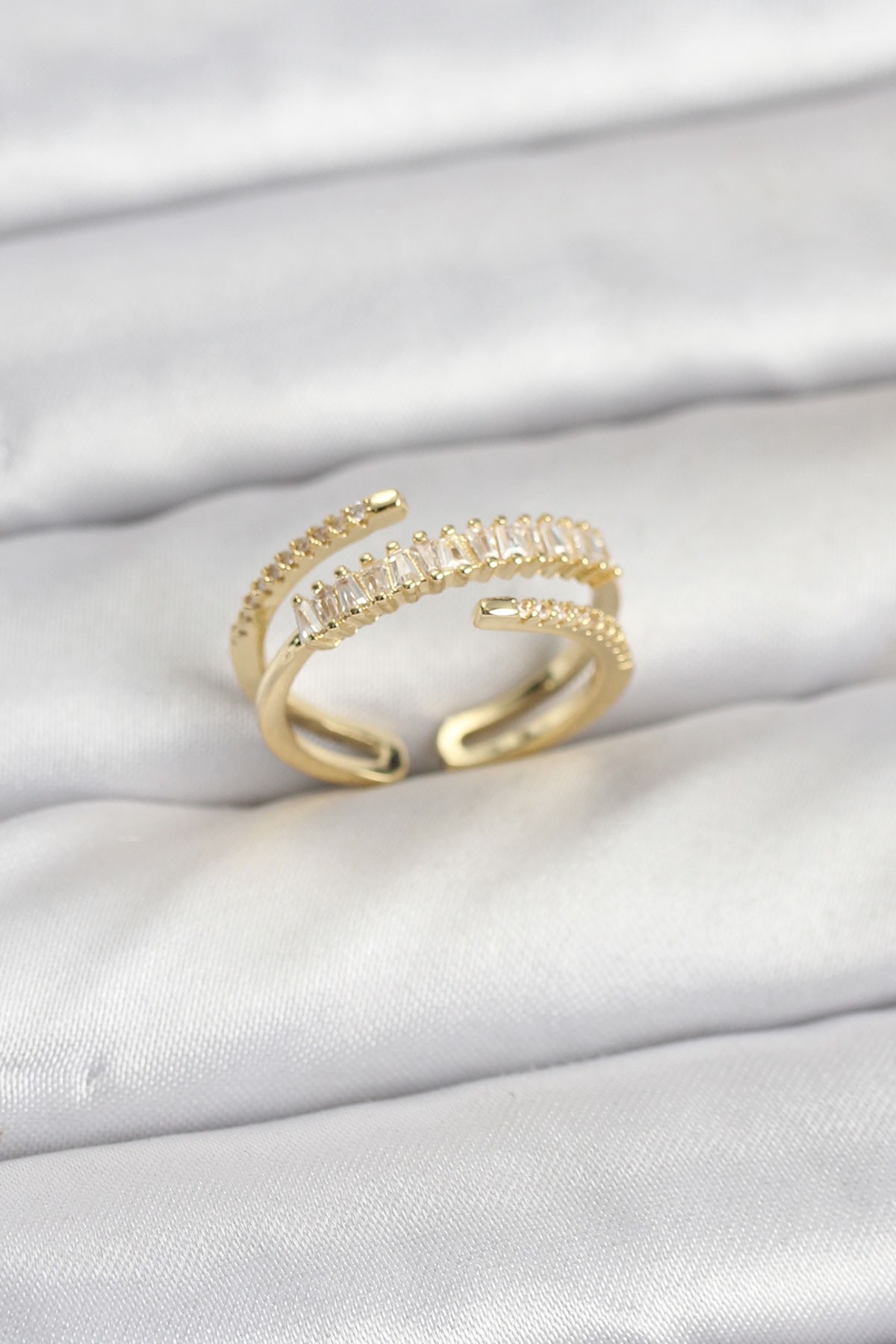 Hkursat Pirinç Gold Renk Sıralı Baget Zirkon Taşlı Kadın Yüzük